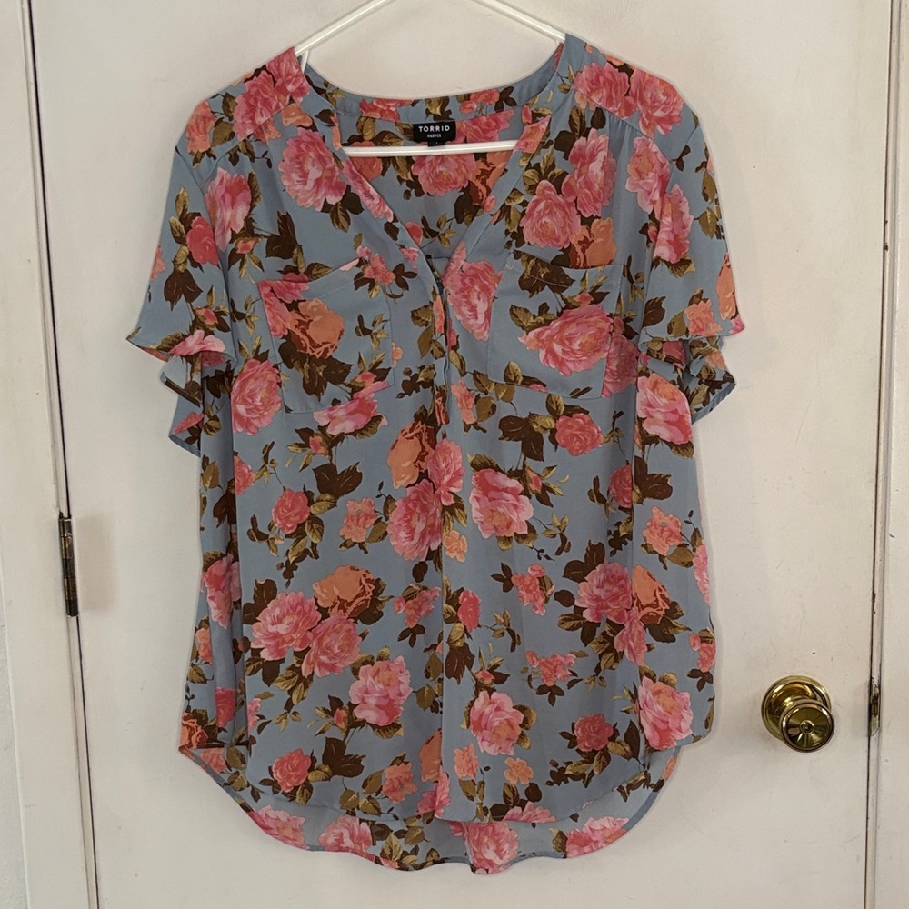 Torrid Size 1 Harper light blue short sleeve blouse pink rose print